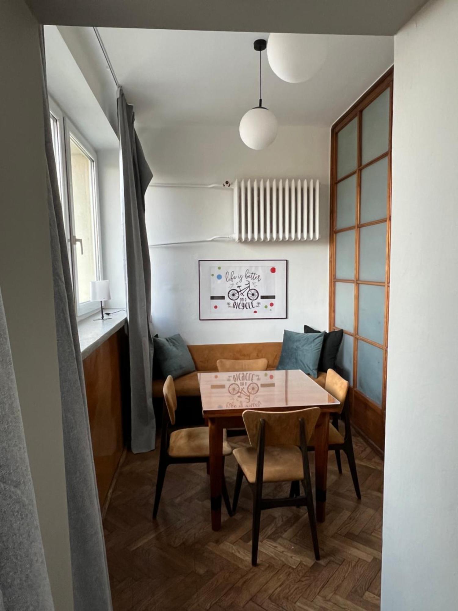 Solec By The River Apartment *