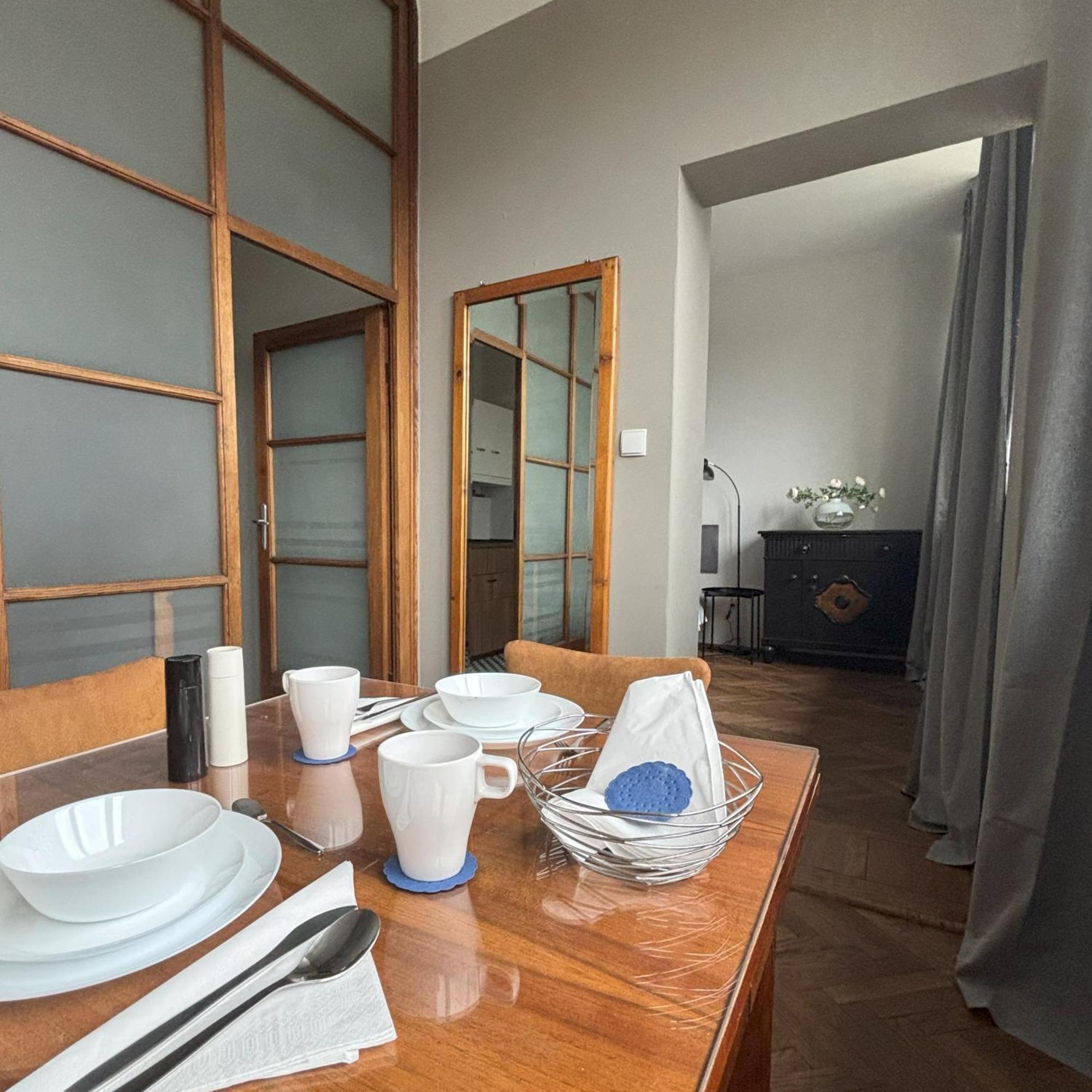 Solec By The River Apartment *