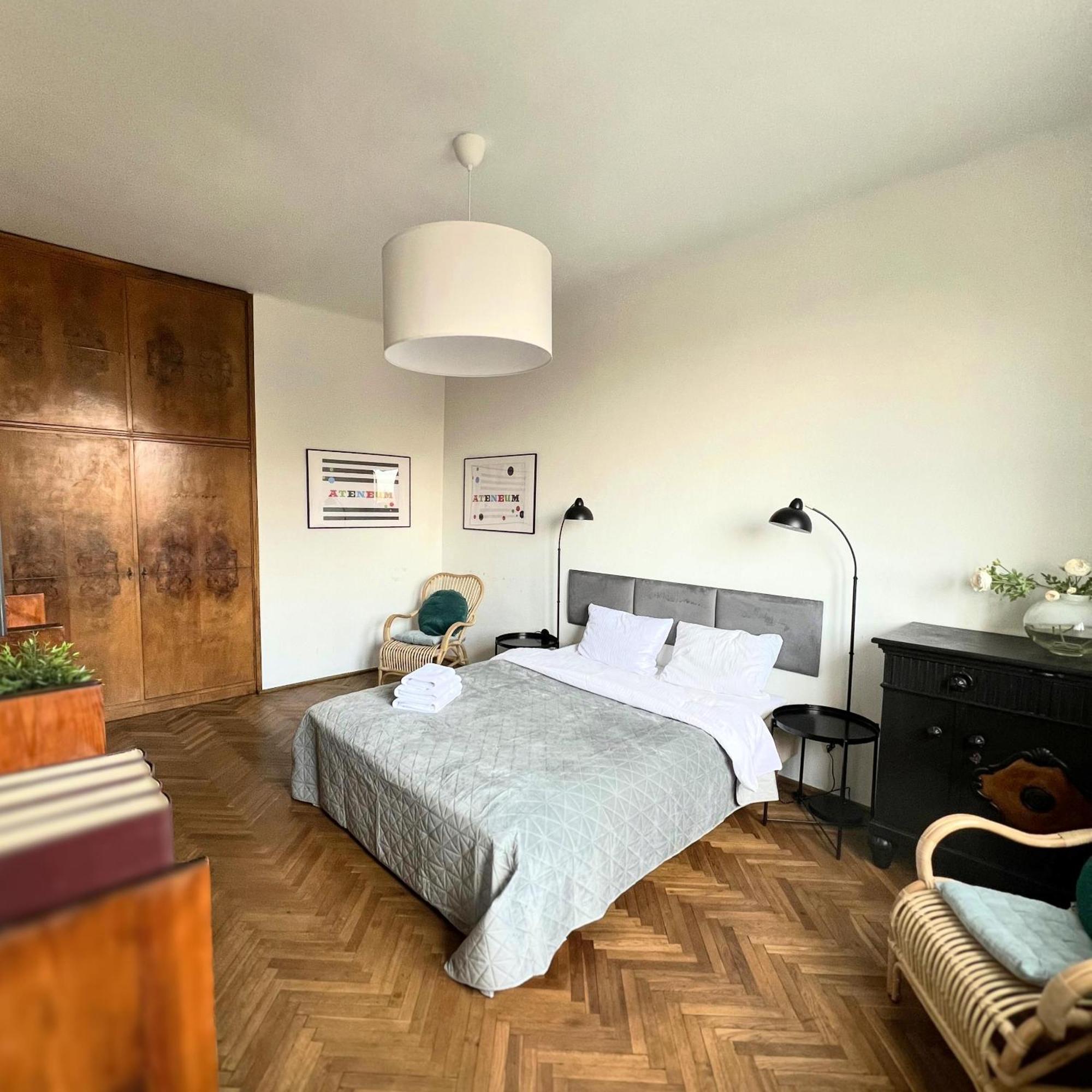 Solec By The River Apartment *
